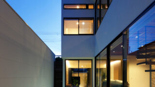 木漏れ日のプールサイドハウス