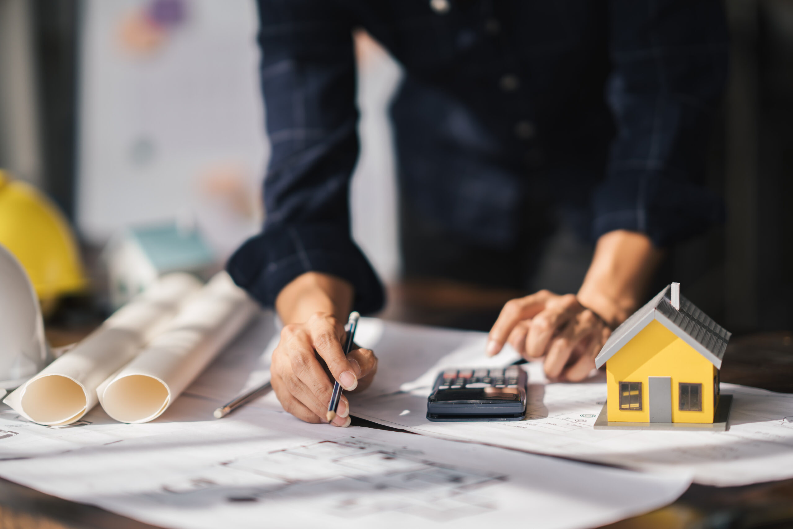 スマートフォンで問い合わせをする様子