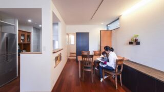 ビルトインガレージ＋ルーフバルコニーのある狭小+シンプルモダンな家